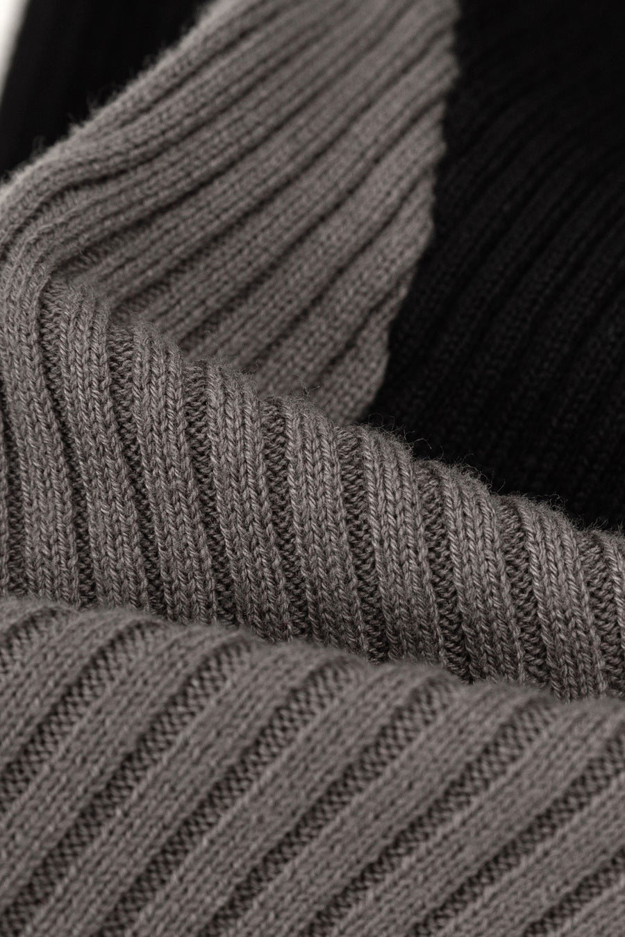 CHUU Two Toned Slim Knit Sweater