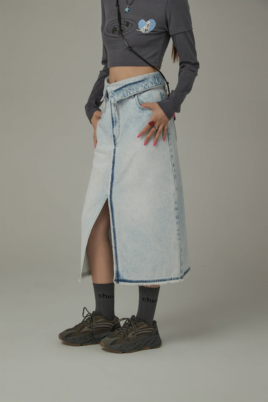 CHUU Folded Waistband Washed Long Denim Skirt