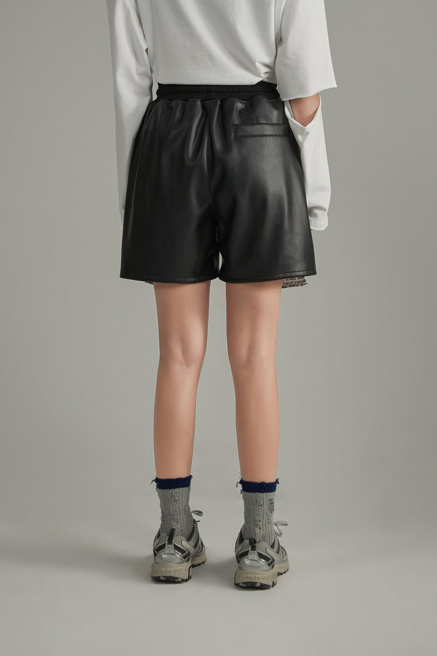 CHUU Leather Exposed Pocket Lining Shorts