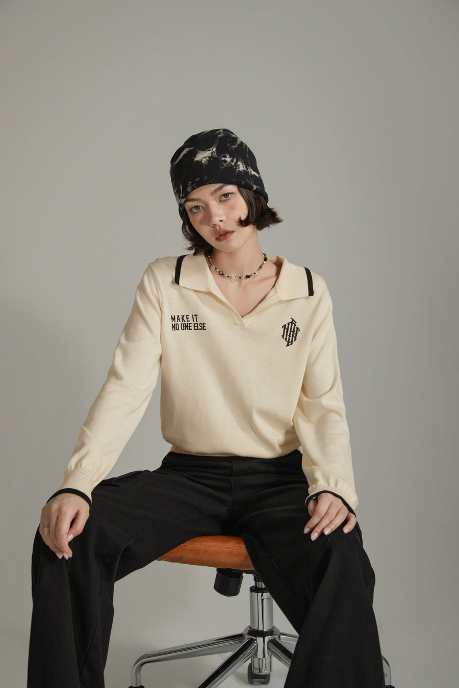 CHUU Lettering Open Collar Knit Sweater