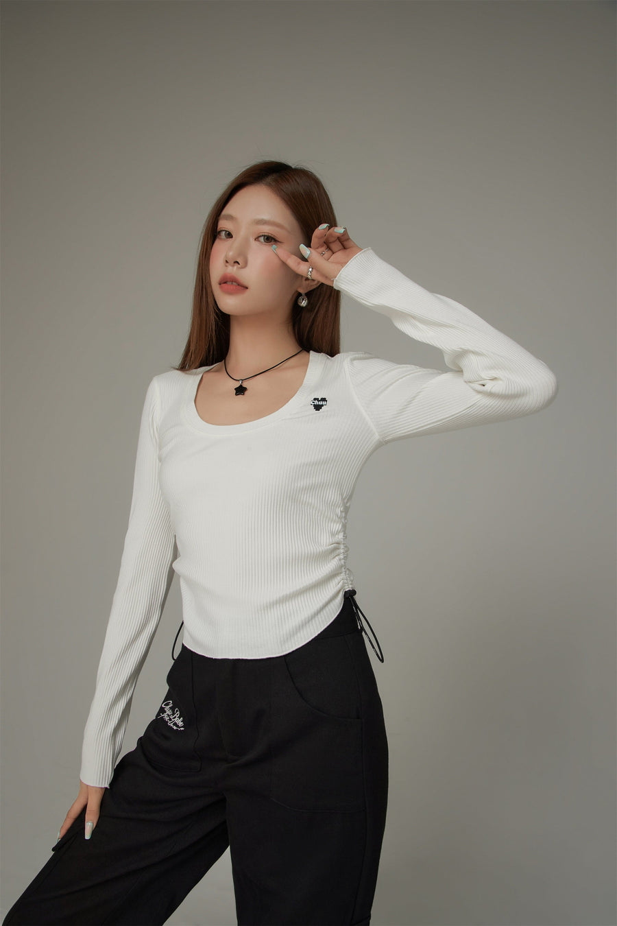 CHUU Heart Embroidered Shirring Color Top