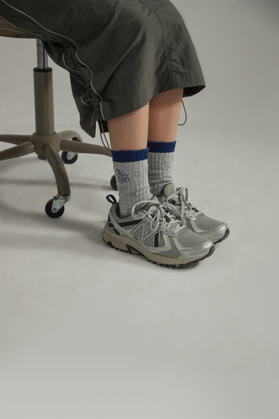 CHUU Distressed Embroidered Color High Socks